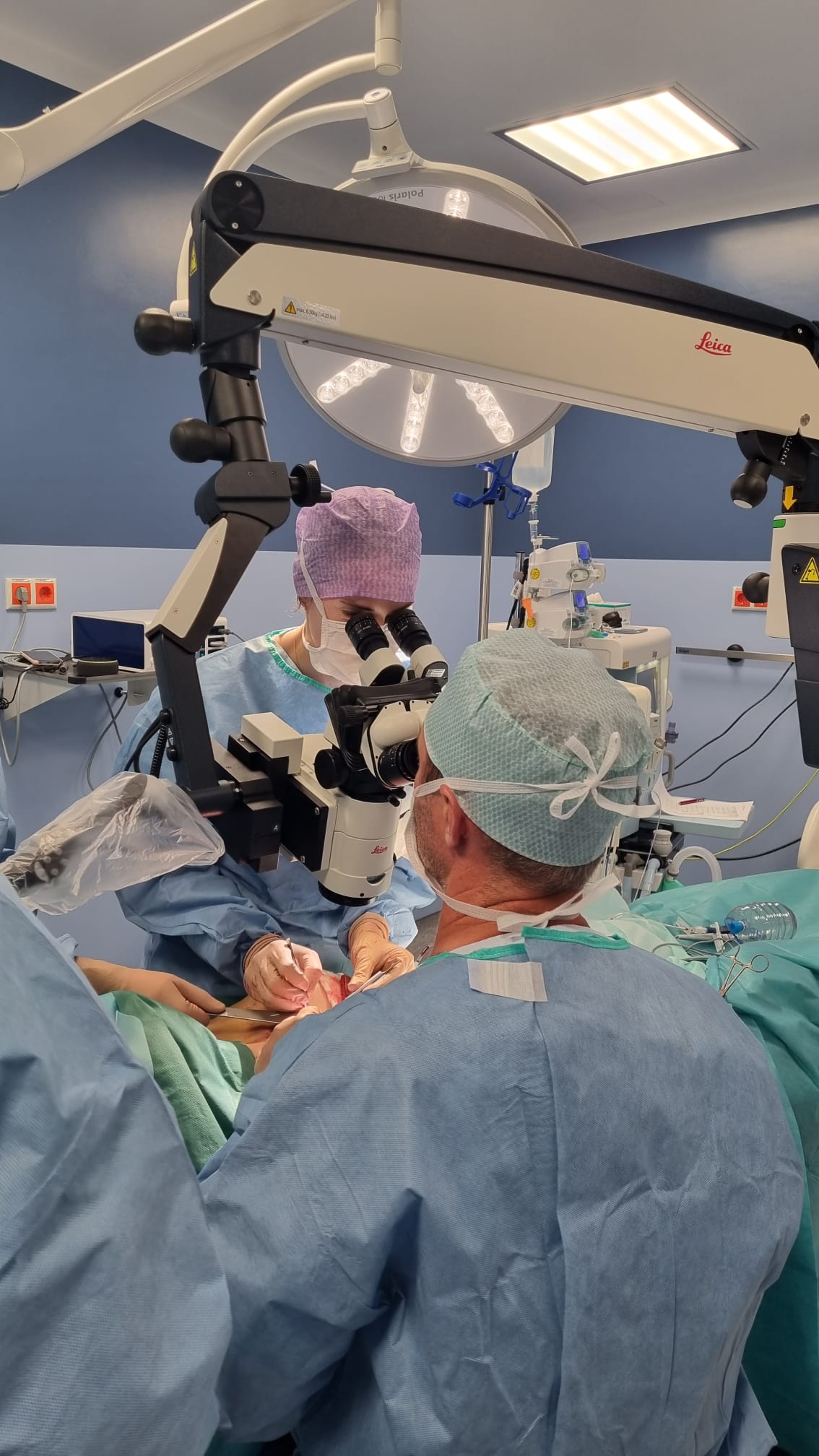 Prof. Küntscher führt eine mikrochirurgische Operation durch Privatklinik Professor Küntscher